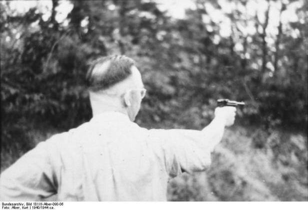 Heinrich Himmler bei Schießübung
